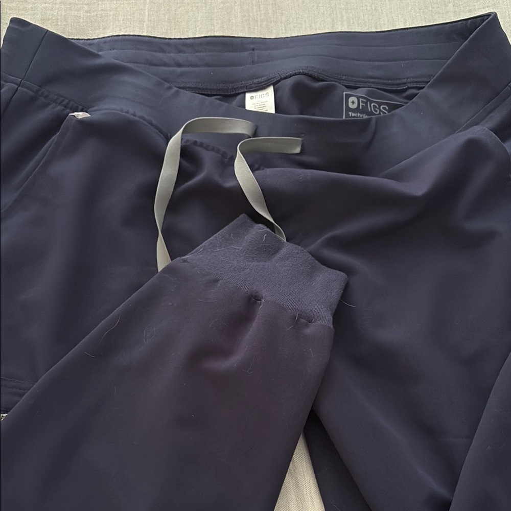 FIGS Men's Navy scrub  Pants